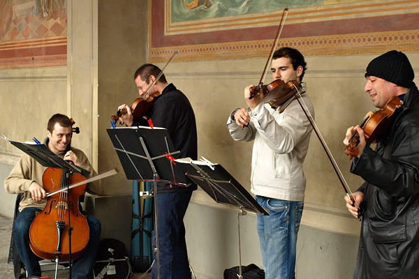 musicians, Munich Hofgarten. Genuinely good buskers are rare, 